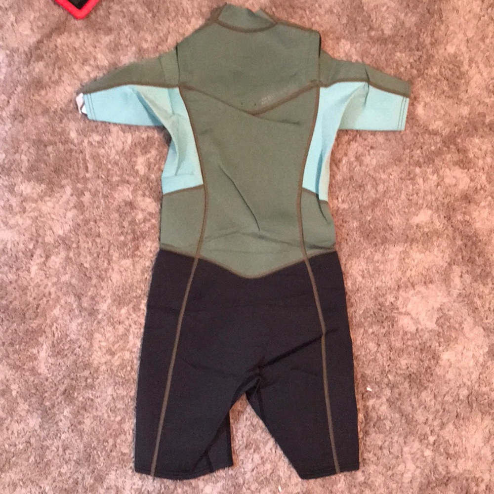 New Woman’s Sz 4 2/2 Billabong Synergy Shortie - Picture 4 of 5